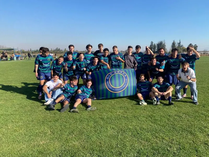 Old Brads squad with the club flag in Liga COF